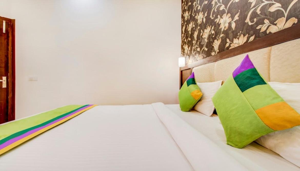Hotel Blossom Rooms - Fully Ac Tajganj Exterior photo