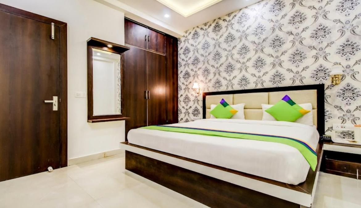 Hotel Blossom Rooms - Fully Ac Tajganj Exterior photo